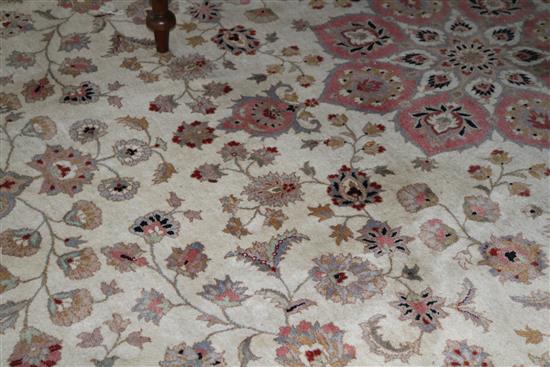 An ivory ground carpet 320cm x 243cm